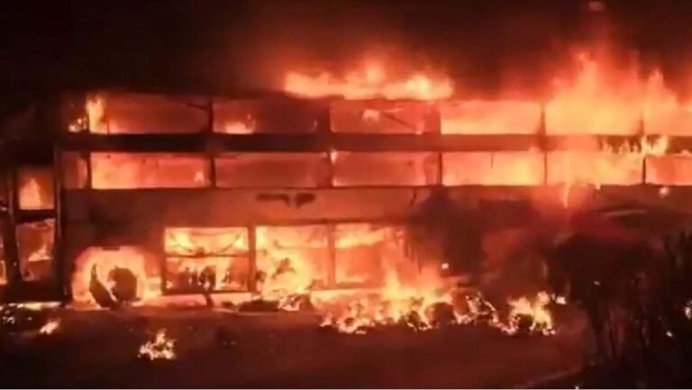 Andhra Pradesh Bus Accident : आंध्र प्रदेश में भीषण सड़क हादसा बस–ट्रक टक्कर के बाद लगी आग, चालक समेत 3 की मौत