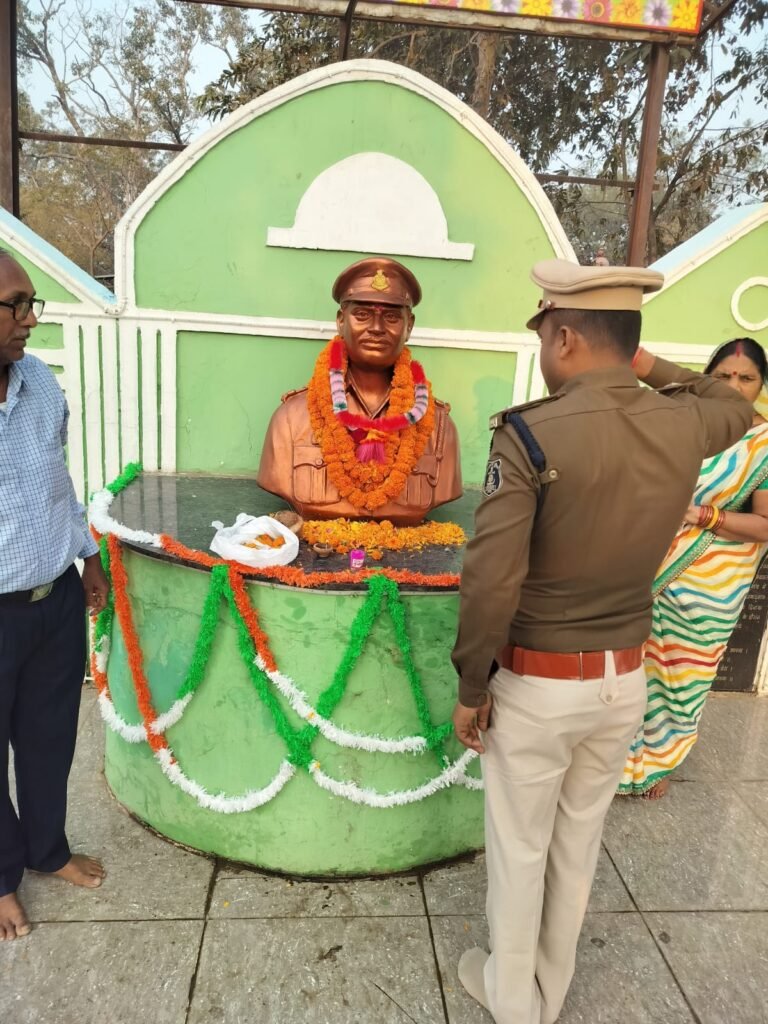 गणतंत्र दिवस के अवसर पर शहीद उप निरीक्षक श्री युगल किशोर वर्मा को दी गई श्रद्धांजलि