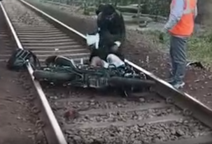 Chhattisgarh में बड़ा हादसा टला: 40 फीट ऊंचे रेलवे अंडरब्रिज से ट्रैक पर गिरे दो युवक, लोको पायलट की सूझबूझ से बची जान