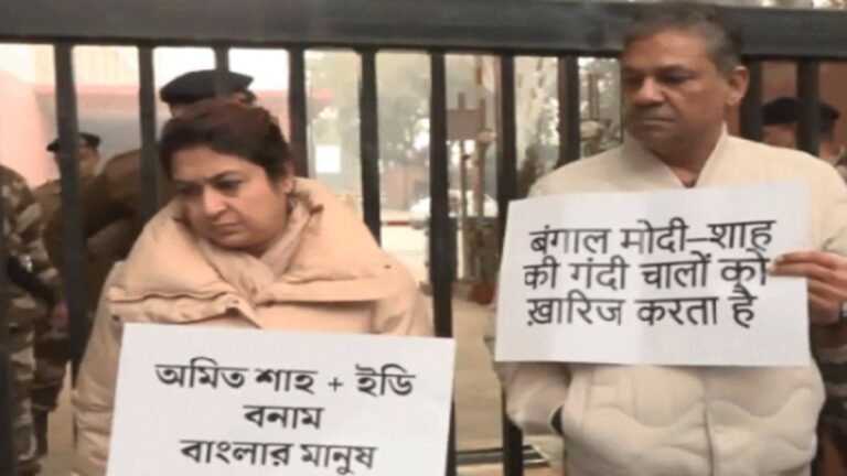 TMC Stages Strong Protest Against ED Raid : दिल्ली में 8 सांसद हिरासत में, ‘मोदी-शाह की गंदी चाल नहीं चलेगी’ के नारे; आज ममता का मार्च TMC Stages Strong Protest Against ED Raid