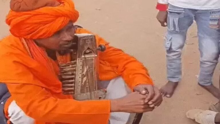 साधु का भेष पहनकर भीख मांगने वाला युवक मुस्लिम निकला, दुर्ग में गायत्री मंत्र सुनकर रो पड़ा – VIDEO वायरल