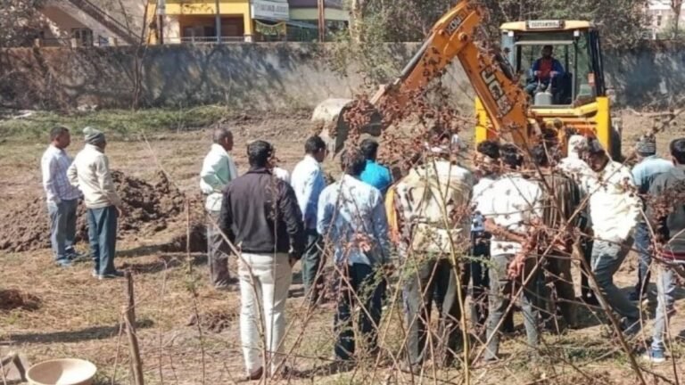 धर्मांतरित बुजुर्ग महिला के शव दफनाने को लेकर गांव में बवाल, पुलिस बल तैनात