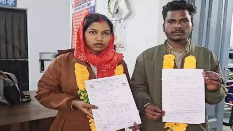 Unique Case In Jashpur : थाने में बनी सहमति, शिव मंदिर में दो प्रेमी जोड़ों ने रचाई शादी