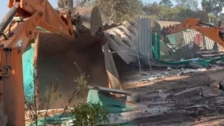 CG NEWS : नोटिस को लेकर प्रशासन और ग्रामीण आमने-सामने, 75 घर ध्वस्त