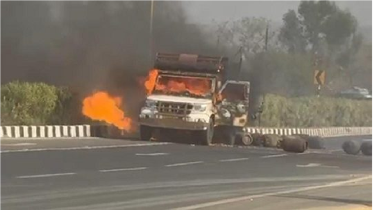 CG News : NH-53 पर गैस सिलेंडर ब्लास्ट से हड़कंप, चलती पिकअप बनी आग का गोला