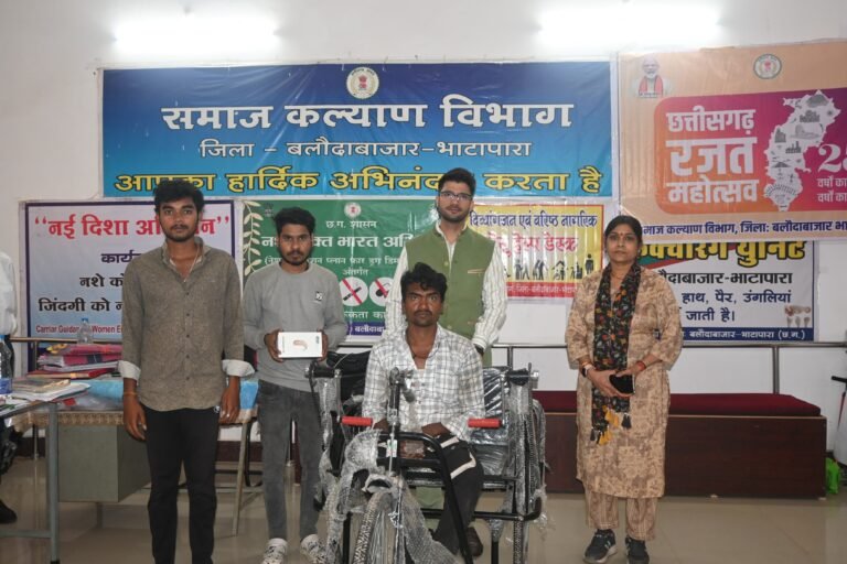 कलेक्टर ने दिव्यांगजनों को बांटे सहायक उपकरण