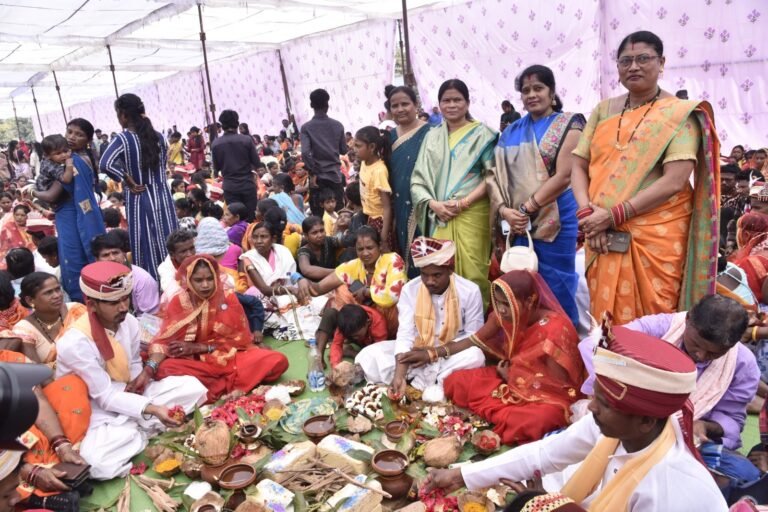 बस्तर के सिटी ग्राउंड में गूंजी शहनाई, 280 जोड़े परिणय सूत्र में बंधे छत्तीसगढ़ ने रचा विश्व कीर्तिमान