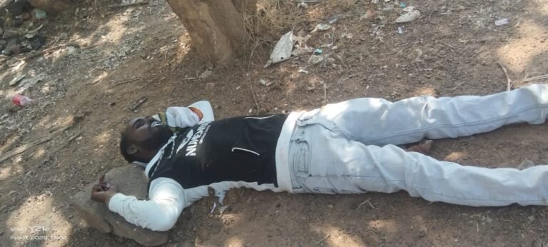 दलदली बांध में युवक की मिली लाश, परिजनों ने जताई हत्या की आशंका, जांच में जुटी पुलिस