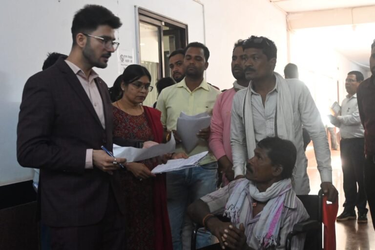 कलेक्टर जनदर्शन में दिव्यांग की समस्या पर त्वरित कार्यवाही,घर के सामने कचरा भरे घुरवा से मिली निजात