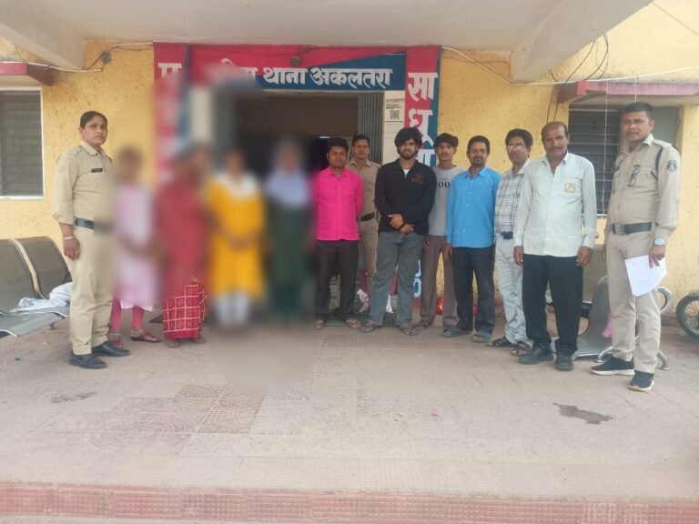 रोगदा में घर में घुसकर मारपीट: महिला सहित 10 आरोपी गिरफ्तार, 3 नाबालिग भी शामिल