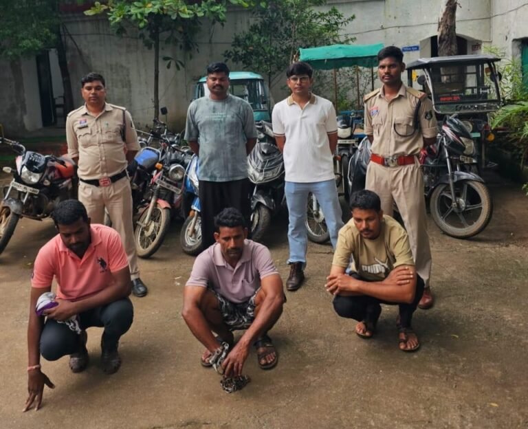 पुलिस ने अंतरजिला वाहन चोर गिरोह का किया पर्दाफाश, 13 चोरी के वाहन बरामद